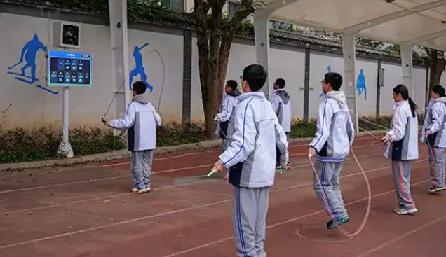 言传身教老师根据本身经历形成的共同个人魅力与鲜明教育风格