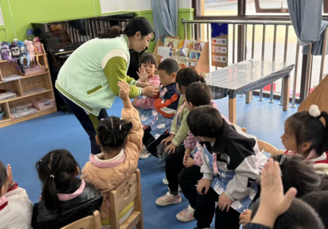 强化师资核心融通资源网络构筑高质量的幼儿运动发展新生态