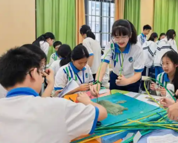 课后服务为载体丰厚课程供应让学生在多元体验中全面发展 课后服务为载体丰厚课程供应让学生在多元体验中全面发展
