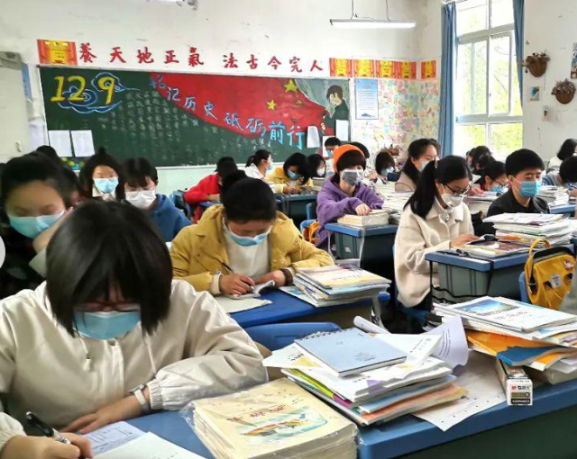 曾经上课得轮番运用设备现在每个班级都能同步展开试验 曾经上课得轮番运用设备现在每个班级都能同步展开试验