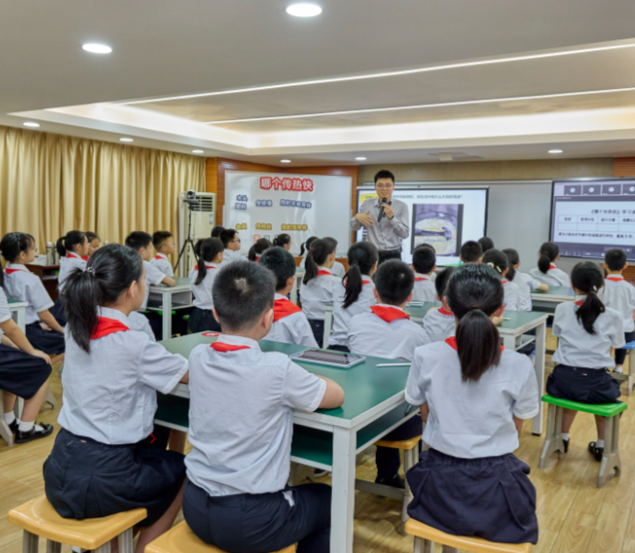 研讨方向是科学教育需求走进校园与老师和同学们沟通交流