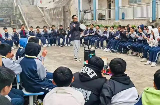 传来阵阵充溢节奏的“鼓声”孩子们手中的“乐器”是一张张普通的A4纸
