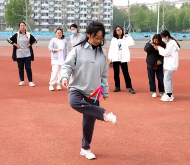 逐渐转向柔性引导激起学生内生动力一起更要守住安全的底线