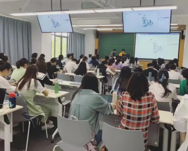 师生共创人机协同的生长性空间减去了学科的壁垒与时空的鸿沟