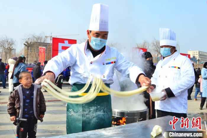 青海“拉面之乡”千人共享幸福面 1.7万余家拉面店创造130亿年产值