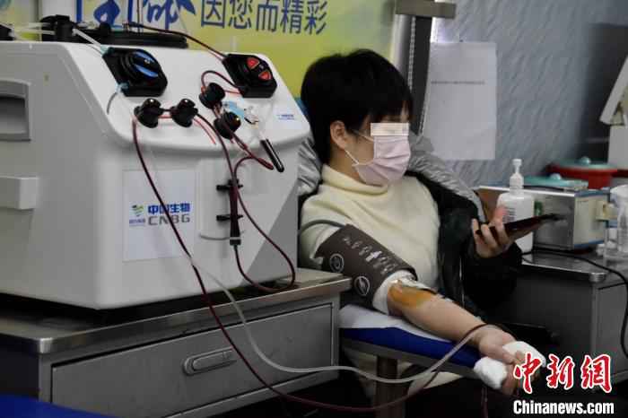 新冠肺炎恢复期血浆捐献者正在捐献恢复期血浆。 成都市血液中心 摄 四川第三位、第四位新冠肺炎康复者捐献恢复期血浆