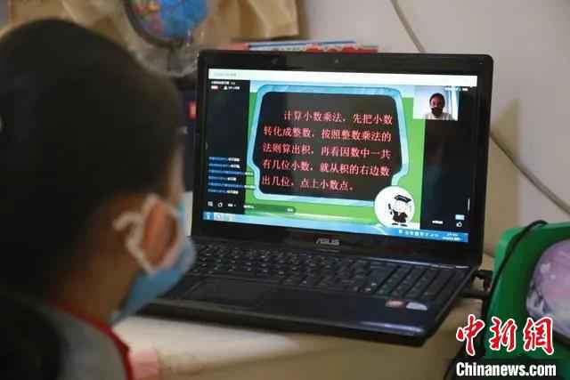 图为学生在“云开学”首日上课中。 李捷 摄 呼和浩特市“云开学”首日:学生满意家长放心