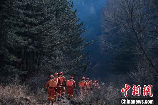 经过连续奋战,截至24日7时,榆社“3.17”森林火灾火场明火全部扑灭,已进入清理和看守火场阶段。 武俊杰 摄 山西榆社森林火灾明火全部扑灭 灾后调查评估工作组成立