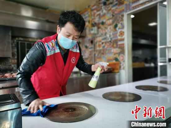  放弃“宅”生活 新疆餐厅老板为一线防疫人员当起“送餐员”