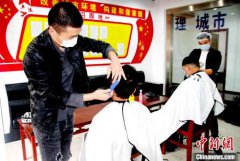 湖北孝昌：爱心理发师为一线抗“疫”人员义剪
