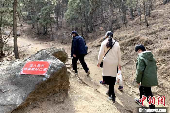  贺兰山间春风起 游客理性踏青游