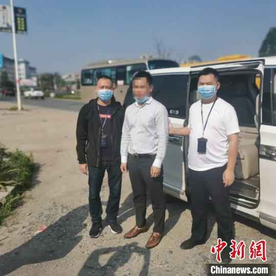 执法人员赶赴外省抓获嫌疑人 彭端伟 摄 广西破获首起全链条海上非法采砂案 涉案金额约600万