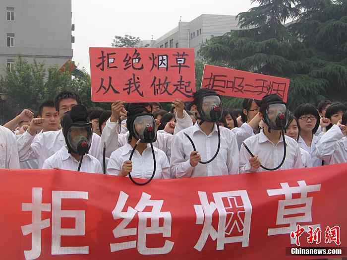 资料图 中新社发 冽玮 摄 烟草镜头过多 电影《南方车站的聚会》获“脏烟灰缸奖”