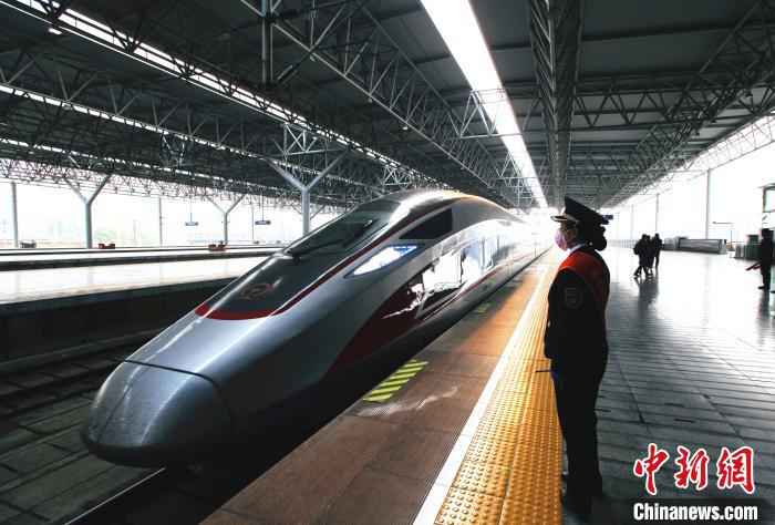  湖北宜昌发出首趟复工专列 “点对点”闭环输送务工人员